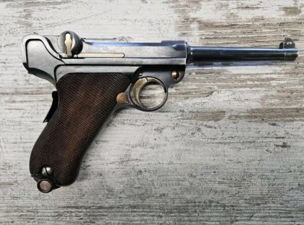 Pistolet Parabellum 1900/00 cal. 7.65 Para. n° 2016 (500 unités produites en 1903)  ( De retour une fois de plus juste 3 pièces disponibles)  PRIX : 1200 CFH ( € / $ )   Caractéristiques Techniques :  ﻿﻿Modèle : Parabellum 1900/00 ﻿﻿Année de Fabrication : 1903 ﻿﻿Calibre : 7.65 Parabellum ﻿﻿Numéro de série : 2016 ﻿﻿Quantité produite : Seulement 500 unités ﻿﻿Finition : Acier bleui, en parfait état d'origine ﻿﻿Accessoires inclus : Holster en cuir d'origine, deuxième chargeur, kit de nettoyage d'origine