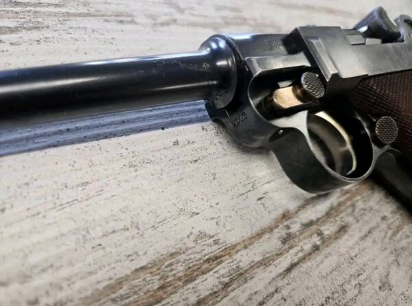 Pistolet Parabellum 1900/00 cal. 7.65 Para. n° 2016 (500 unités produites en 1903)  ( De retour une fois de plus juste 3 pièces disponibles)  PRIX : 1200 CFH ( € / $ )   Caractéristiques Techniques :  ﻿﻿Modèle : Parabellum 1900/00 ﻿﻿Année de Fabrication : 1903 ﻿﻿Calibre : 7.65 Parabellum ﻿﻿Numéro de série : 2016 ﻿﻿Quantité produite : Seulement 500 unités ﻿﻿Finition : Acier bleui, en parfait état d'origine ﻿﻿Accessoires inclus : Holster en cuir d'origine, deuxième chargeur, kit de nettoyage d'origine