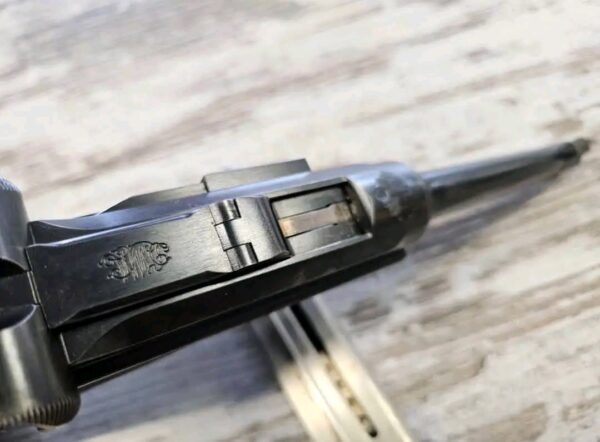 Pistolet Parabellum 1900/00 cal. 7.65 Para. n° 2016 (500 unités produites en 1903)  ( De retour une fois de plus juste 3 pièces disponibles)  PRIX : 1200 CFH ( € / $ )   Caractéristiques Techniques :  ﻿﻿Modèle : Parabellum 1900/00 ﻿﻿Année de Fabrication : 1903 ﻿﻿Calibre : 7.65 Parabellum ﻿﻿Numéro de série : 2016 ﻿﻿Quantité produite : Seulement 500 unités ﻿﻿Finition : Acier bleui, en parfait état d'origine ﻿﻿Accessoires inclus : Holster en cuir d'origine, deuxième chargeur, kit de nettoyage d'origine