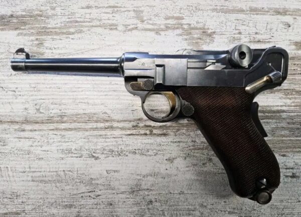 Pistolet Parabellum 1900/00 cal. 7.65 Para. n° 2016 (500 unités produites en 1903)  ( De retour une fois de plus juste 3 pièces disponibles)  PRIX : 1200 CFH ( € / $ )   Caractéristiques Techniques :  ﻿﻿Modèle : Parabellum 1900/00 ﻿﻿Année de Fabrication : 1903 ﻿﻿Calibre : 7.65 Parabellum ﻿﻿Numéro de série : 2016 ﻿﻿Quantité produite : Seulement 500 unités ﻿﻿Finition : Acier bleui, en parfait état d'origine ﻿﻿Accessoires inclus : Holster en cuir d'origine, deuxième chargeur, kit de nettoyage d'origine