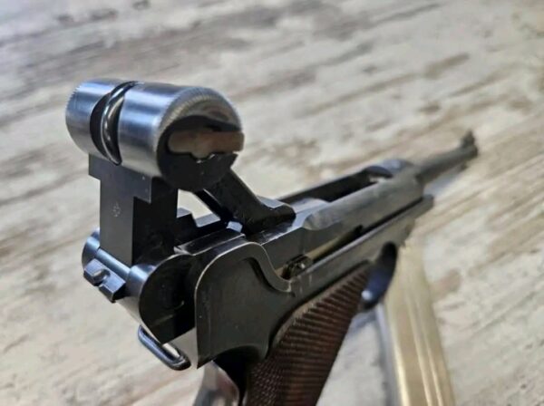 Pistolet Parabellum 1900/00 cal. 7.65 Para. n° 2016 (500 unités produites en 1903)  ( De retour une fois de plus juste 3 pièces disponibles)  PRIX : 1200 CFH ( € / $ )   Caractéristiques Techniques :  ﻿﻿Modèle : Parabellum 1900/00 ﻿﻿Année de Fabrication : 1903 ﻿﻿Calibre : 7.65 Parabellum ﻿﻿Numéro de série : 2016 ﻿﻿Quantité produite : Seulement 500 unités ﻿﻿Finition : Acier bleui, en parfait état d'origine ﻿﻿Accessoires inclus : Holster en cuir d'origine, deuxième chargeur, kit de nettoyage d'origine