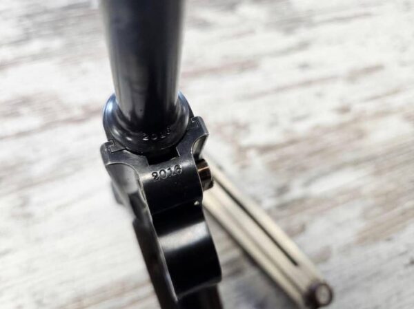 Pistolet Parabellum 1900/00 cal. 7.65 Para. n° 2016 (500 unités produites en 1903)  ( De retour une fois de plus juste 3 pièces disponibles)  PRIX : 1200 CFH ( € / $ )   Caractéristiques Techniques :  ﻿﻿Modèle : Parabellum 1900/00 ﻿﻿Année de Fabrication : 1903 ﻿﻿Calibre : 7.65 Parabellum ﻿﻿Numéro de série : 2016 ﻿﻿Quantité produite : Seulement 500 unités ﻿﻿Finition : Acier bleui, en parfait état d'origine ﻿﻿Accessoires inclus : Holster en cuir d'origine, deuxième chargeur, kit de nettoyage d'origine