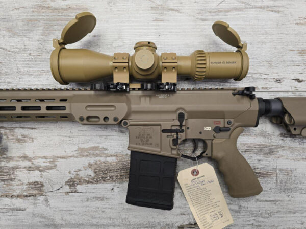 IMG_9024 Carabine LMT STGW-20 cal. .308 Win +Lunette S&B 5-20*50 PM II Ultra Short LPI P4FL + Montage ERA-Tac UltraShort Carabine LMT STGW-20 + Lunette S&B 5- 20×50 PM II Ultra Short LPI P4FL + Montage ERATac UltraShort Calibre : .308 Winchester Prix : 9'950,- CHF (au lieu de 11'110, - CHF) Offre : Bipied Harris offert Disponibilité : Pièce rare - quantité extrêmement limitée • Marque : LMT (Lewis Machine & Tool) • Modèle : STGW-20 • Calibre : .308 Win (7.62x51 NATO compatible selon configuration) • Optique incluse : Schmidt & Bender 5-20x50 PM II Ultra Short LPI P4FL (optique d'origine) • Montage optique: ERATac UltraShort (origine, montage spécifique) • Accessoires inclus: Bipied Harris (offert) • Particularités : Lunette et montage originaux — carabine conforme à la spécification DRA10 • État : Neuf / comme neuf