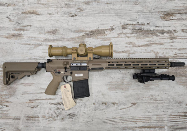 IMG_9026 Carabine LMT STGW-20 cal. .308 Win +Lunette S&B 5-20*50 PM II Ultra Short LPI P4FL + Montage ERA-Tac UltraShort Carabine LMT STGW-20 + Lunette S&B 5- 20×50 PM II Ultra Short LPI P4FL + Montage ERATac UltraShort Calibre : .308 Winchester Prix : 9'950,- CHF (au lieu de 11'110, - CHF) Offre : Bipied Harris offert Disponibilité : Pièce rare - quantité extrêmement limitée • Marque : LMT (Lewis Machine & Tool) • Modèle : STGW-20 • Calibre : .308 Win (7.62x51 NATO compatible selon configuration) • Optique incluse : Schmidt & Bender 5-20x50 PM II Ultra Short LPI P4FL (optique d'origine) • Montage optique: ERATac UltraShort (origine, montage spécifique) • Accessoires inclus: Bipied Harris (offert) • Particularités : Lunette et montage originaux — carabine conforme à la spécification DRA10 • État : Neuf / comme neuf