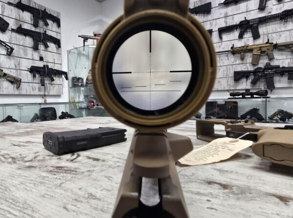 IMG_9027 Carabine LMT STGW-20 cal. .308 Win +Lunette S&B 5-20*50 PM II Ultra Short LPI P4FL + Montage ERA-Tac UltraShort Carabine LMT STGW-20 + Lunette S&B 5- 20×50 PM II Ultra Short LPI P4FL + Montage ERATac UltraShort Calibre : .308 Winchester Prix : 9'950,- CHF (au lieu de 11'110, - CHF) Offre : Bipied Harris offert Disponibilité : Pièce rare - quantité extrêmement limitée • Marque : LMT (Lewis Machine & Tool) • Modèle : STGW-20 • Calibre : .308 Win (7.62x51 NATO compatible selon configuration) • Optique incluse : Schmidt & Bender 5-20x50 PM II Ultra Short LPI P4FL (optique d'origine) • Montage optique: ERATac UltraShort (origine, montage spécifique) • Accessoires inclus: Bipied Harris (offert) • Particularités : Lunette et montage originaux — carabine conforme à la spécification DRA10 • État : Neuf / comme neuf