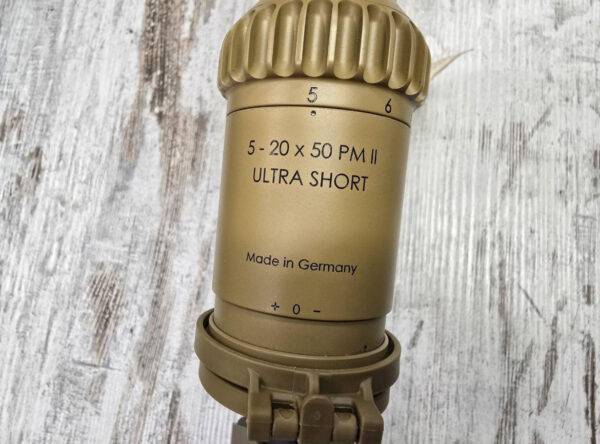 IMG_9028 Carabine LMT STGW-20 cal. .308 Win +Lunette S&B 5-20*50 PM II Ultra Short LPI P4FL + Montage ERA-Tac UltraShort Carabine LMT STGW-20 + Lunette S&B 5- 20×50 PM II Ultra Short LPI P4FL + Montage ERATac UltraShort Calibre : .308 Winchester Prix : 9'950,- CHF (au lieu de 11'110, - CHF) Offre : Bipied Harris offert Disponibilité : Pièce rare - quantité extrêmement limitée • Marque : LMT (Lewis Machine & Tool) • Modèle : STGW-20 • Calibre : .308 Win (7.62x51 NATO compatible selon configuration) • Optique incluse : Schmidt & Bender 5-20x50 PM II Ultra Short LPI P4FL (optique d'origine) • Montage optique: ERATac UltraShort (origine, montage spécifique) • Accessoires inclus: Bipied Harris (offert) • Particularités : Lunette et montage originaux — carabine conforme à la spécification DRA10 • État : Neuf / comme neuf