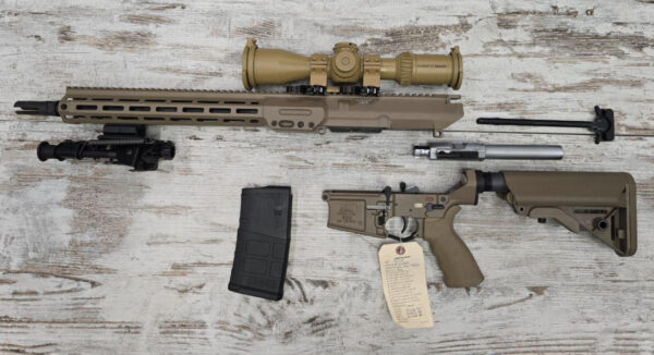 IMG_9030 Carabine LMT STGW-20 cal. .308 Win +Lunette S&B 5-20*50 PM II Ultra Short LPI P4FL + Montage ERA-Tac UltraShort Carabine LMT STGW-20 + Lunette S&B 5- 20×50 PM II Ultra Short LPI P4FL + Montage ERATac UltraShort Calibre : .308 Winchester Prix : 9'950,- CHF (au lieu de 11'110, - CHF) Offre : Bipied Harris offert Disponibilité : Pièce rare - quantité extrêmement limitée • Marque : LMT (Lewis Machine & Tool) • Modèle : STGW-20 • Calibre : .308 Win (7.62x51 NATO compatible selon configuration) • Optique incluse : Schmidt & Bender 5-20x50 PM II Ultra Short LPI P4FL (optique d'origine) • Montage optique: ERATac UltraShort (origine, montage spécifique) • Accessoires inclus: Bipied Harris (offert) • Particularités : Lunette et montage originaux — carabine conforme à la spécification DRA10 • État : Neuf / comme neuf