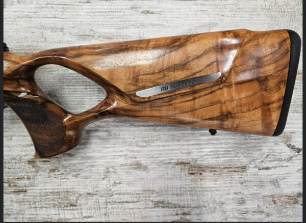 Screenshot_20251101_110950_Instagram 5'290.00 CHF Carabine à verrou Blaser. BLASER Mod. R8 Success Trou de pouce Réarment et verrouillage linéaire Calibre .30-06 Profil du canon de 17mm Canon de 58cm Crosse bavaroise Bois grade 4 Plaque de couche caoutchouc Sans visée ouverte Chargeur amovible Canon fileté M15x1