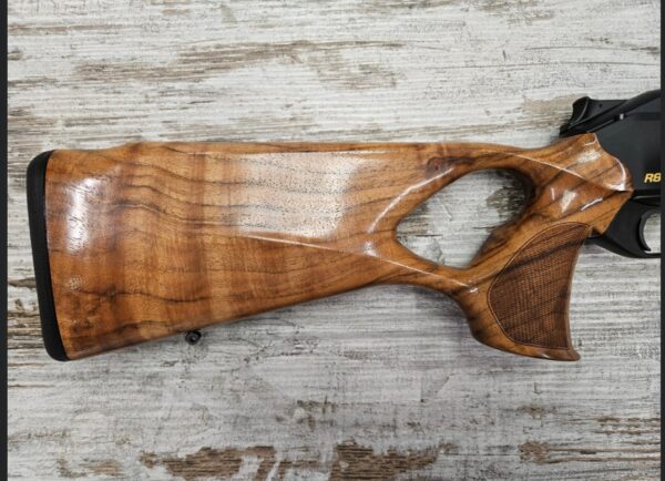 Screenshot_20251101_110957_Instagram 5'290.00 CHF Carabine à verrou Blaser. BLASER Mod. R8 Success Trou de pouce Réarment et verrouillage linéaire Calibre .30-06 Profil du canon de 17mm Canon de 58cm Crosse bavaroise Bois grade 4 Plaque de couche caoutchouc Sans visée ouverte Chargeur amovible Canon fileté M15x1