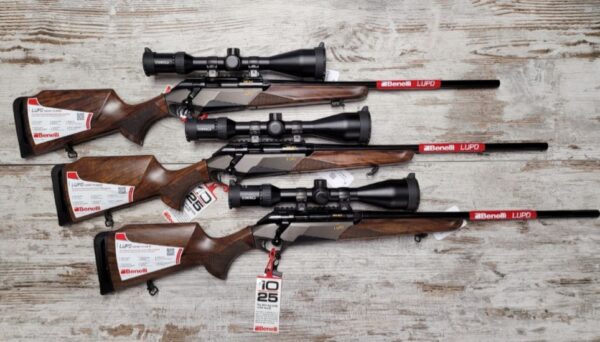 Screenshot_20251101_111931_Instagram 4'82.00-€HF 3'799.00 CHF € (PRIX PROMO) Les carabines Benellil 🇮🇹 Lupo Wood sont de nouveau disponibles au magasin! Testées et approuvées personnellement dans les pires environnements que pourrait subir une arme de chasse. Cette fois, avec une nouvelle offre avec les lunettes Steiner🇩🇪 Ranger 8 en 3- 24x56. 3'799,- CHF au lieu de 4'182,- CHF Offert avec l'offre; housse, sangle et réglage à 100m! BENELLI Carabine à verrou Disponible en : 6.5 Creedmoor canon de 24" 270 Win. canon de 22" 308 Win. canon de 20" & 22" 30-06 Spr. canon de 20" & 22" 300 Win Mag. canon de 24" Modèle: LUPO Canons flottant B.E.S.T Chargeur amovible 4 (Magnum) ou 5 (Non Magnum) coups Crosse Bois ambidextre Plaque de couche Progressive Comfort System Levier de culasse à 3 tenons verrouillage B.E.S.T Tête de culasse à 8 tenons Sécurité ambidextre Détente réglable de 1 à 2 kg Embase rail picatinny Garantie 5 ans + Traitement BEST 25 ans! Tous les modèles : Filetage canon : M14x1 Crosse & tiges : Bois Chargeur : Amovible Détente : Réglable de 0,99 à 2 kg *Livré avec l'arme : Plaque de couche (Standard), LOP 350 mm, 2 Spacer, Picatinny rail, 6 pcs cales pour distance de la détente (1 mm)