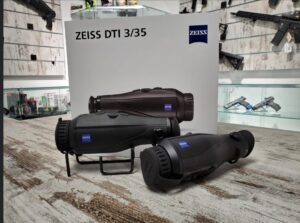 Screenshot_20251101_115636_Instagram 2'550.00 CHF Un chef d'oeuvre optique! Les visions thermiques ZEISS DTI sont disponibles au magasin pour l'essai! Performance Distance focale 35 mm Ouverture f/1.0 Résolution du capteur 384 x 288 Sensibilité thermique (NETD) s50mk Résolution d'affichage 1280 x 960 Fréquence d'affichage des images 50 Hz Type d'affichage LCOS Plage 1235 m (1350 yd) Champ de vision de l'oculaire 30,25° Champ de vision à 100 m (yds) 19 m (57 ft) Grossissement optique 2,5 Zoom numérique maximum X Échelons de zoom (en 0,5x) 1.0x - 4.0x Fonctions : Type de piles Li-Ion Durée de service des piles 7h Mémoire interne 15 GB Fonction Lifestream (vidéo et photo) Résolution (vidéo et photo) 384 x 288 Fréquence WLAN 2.4 Ghz Standard WLAN IEEE 802.11 b/g/n