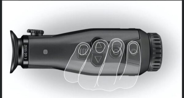 Screenshot_20251101_115646_Instagram 2'550.00 CHF Un chef d'oeuvre optique! Les visions thermiques ZEISS DTI sont disponibles au magasin pour l'essai! Performance Distance focale 35 mm Ouverture f/1.0 Résolution du capteur 384 x 288 Sensibilité thermique (NETD) s50mk Résolution d'affichage 1280 x 960 Fréquence d'affichage des images 50 Hz Type d'affichage LCOS Plage 1235 m (1350 yd) Champ de vision de l'oculaire 30,25° Champ de vision à 100 m (yds) 19 m (57 ft) Grossissement optique 2,5 Zoom numérique maximum X Échelons de zoom (en 0,5x) 1.0x - 4.0x Fonctions : Type de piles Li-Ion Durée de service des piles 7h Mémoire interne 15 GB Fonction Lifestream (vidéo et photo) Résolution (vidéo et photo) 384 x 288 Fréquence WLAN 2.4 Ghz Standard WLAN IEEE 802.11 b/g/n