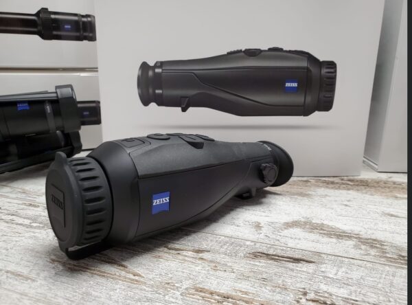 Screenshot_20251101_115706_Instagram 2'550.00 CHF Un chef d'oeuvre optique! Les visions thermiques ZEISS DTI sont disponibles au magasin pour l'essai! Performance Distance focale 35 mm Ouverture f/1.0 Résolution du capteur 384 x 288 Sensibilité thermique (NETD) s50mk Résolution d'affichage 1280 x 960 Fréquence d'affichage des images 50 Hz Type d'affichage LCOS Plage 1235 m (1350 yd) Champ de vision de l'oculaire 30,25° Champ de vision à 100 m (yds) 19 m (57 ft) Grossissement optique 2,5 Zoom numérique maximum X Échelons de zoom (en 0,5x) 1.0x - 4.0x Fonctions : Type de piles Li-Ion Durée de service des piles 7h Mémoire interne 15 GB Fonction Lifestream (vidéo et photo) Résolution (vidéo et photo) 384 x 288 Fréquence WLAN 2.4 Ghz Standard WLAN IEEE 802.11 b/g/n