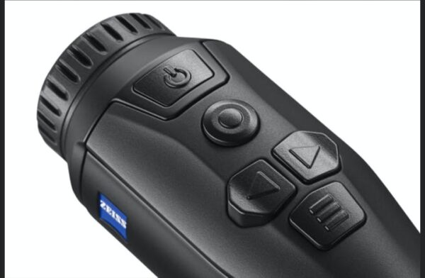 Screenshot_20251101_115730_Instagram 2'550.00 CHF Un chef d'oeuvre optique! Les visions thermiques ZEISS DTI sont disponibles au magasin pour l'essai! Performance Distance focale 35 mm Ouverture f/1.0 Résolution du capteur 384 x 288 Sensibilité thermique (NETD) s50mk Résolution d'affichage 1280 x 960 Fréquence d'affichage des images 50 Hz Type d'affichage LCOS Plage 1235 m (1350 yd) Champ de vision de l'oculaire 30,25° Champ de vision à 100 m (yds) 19 m (57 ft) Grossissement optique 2,5 Zoom numérique maximum X Échelons de zoom (en 0,5x) 1.0x - 4.0x Fonctions : Type de piles Li-Ion Durée de service des piles 7h Mémoire interne 15 GB Fonction Lifestream (vidéo et photo) Résolution (vidéo et photo) 384 x 288 Fréquence WLAN 2.4 Ghz Standard WLAN IEEE 802.11 b/g/n