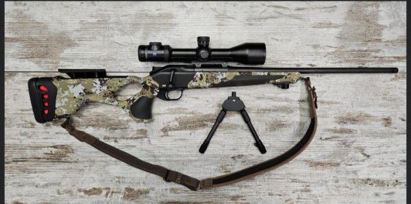 Screenshot_20251101_124220_Instagram PROMO 10'240.00 CHF❌ 8'499.00 CHF € ✅ Carabine à verrou Blaser. BLASER Mod. R8 Ultimate CamoTec Trou de pouce Réarment et verrouillage linéaire Calibre .30-06 Profil du canon de 17mm Canon de 58cm Crosse Blaser Huntec Crosse avec appuie joue réglable Plaque de couche avec absorption de recul Sans visée ouverte Chargeur amovible Canon fileté M15x1 Lunette Zeiss Victory V8 2.8-20x56 (60) M+ ASV Montage Blaser Negele / Zeiss Bipied carbone magnétique Tikka Sangle cuir Wolf Housse de transport