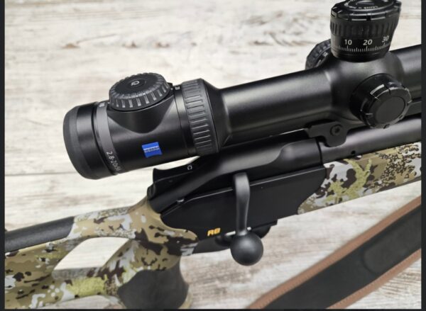 Screenshot_20251101_124225_Instagram PROMO 10'240.00 CHF❌ 8'499.00 CHF € ✅ Carabine à verrou Blaser. BLASER Mod. R8 Ultimate CamoTec Trou de pouce Réarment et verrouillage linéaire Calibre .30-06 Profil du canon de 17mm Canon de 58cm Crosse Blaser Huntec Crosse avec appuie joue réglable Plaque de couche avec absorption de recul Sans visée ouverte Chargeur amovible Canon fileté M15x1 Lunette Zeiss Victory V8 2.8-20x56 (60) M+ ASV Montage Blaser Negele / Zeiss Bipied carbone magnétique Tikka Sangle cuir Wolf Housse de transport