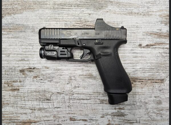 Screenshot_20251101_125529_Instagram PROMO 1'665.00-CHF €❌ 1'499.00 CHF €✅ GLOCK Mod. 45 MOS FS Génération 5 . OT. 4 - l48% Calibre: 919 ( 9mm PARA) Chargeur 17 coups Canon Match GMB 4 > (10,2 cm) Culasse et canon en acier avec traitement de surface anticorrosion nDLC Préparé pour accepter la plupart des micro-viseurs électroniques actuels. Compatible avec les micro-viseurs Docter, Meopta, Insight, Trijicon, C-More, et Leupold (liste non exhaustive qui sera complétée ultérieurement) Plaque de finition pour recouvrir la découpe MOS si un viseur n'est pas monté immédiatement Carcasse en polymère FS = Front Serrations = stries de préhension à l'avant de la culasse Rail picatinny universel sous le canon Optique Holosun SCS Lampe Streamlight TLR-7 Livré dans une mallette ABS GLOCK avec 2 dos de poignée, 2 chargeurs, clé Torx TX10, 1 plaque adaptatrice MOS (N°2 Holosun-Trijicon) et kit de nettoyage