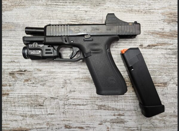 Screenshot_20251101_125539_Instagram PROMO 1'665.00-CHF €❌ 1'499.00 CHF €✅ GLOCK Mod. 45 MOS FS Génération 5 . OT. 4 - l48% Calibre: 919 ( 9mm PARA) Chargeur 17 coups Canon Match GMB 4 > (10,2 cm) Culasse et canon en acier avec traitement de surface anticorrosion nDLC Préparé pour accepter la plupart des micro-viseurs électroniques actuels. Compatible avec les micro-viseurs Docter, Meopta, Insight, Trijicon, C-More, et Leupold (liste non exhaustive qui sera complétée ultérieurement) Plaque de finition pour recouvrir la découpe MOS si un viseur n'est pas monté immédiatement Carcasse en polymère FS = Front Serrations = stries de préhension à l'avant de la culasse Rail picatinny universel sous le canon Optique Holosun SCS Lampe Streamlight TLR-7 Livré dans une mallette ABS GLOCK avec 2 dos de poignée, 2 chargeurs, clé Torx TX10, 1 plaque adaptatrice MOS (N°2 Holosun-Trijicon) et kit de nettoyage