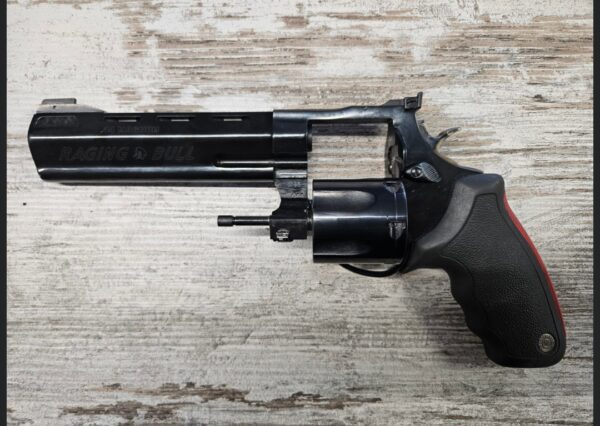 Screenshot_20251116_154304_Instagram 1200.00 CHF TAURUS Revolver double action TAURUS 44 Magnum Mod. 444 RAGING BULL Calibre: 44 Rem Magnum Barillet 6 coups Canon de 6,5 > (16.5 cm) acier plein + port/frein de bouche Carcasse et canon en bronzé bleu Contre poids de canon Hausse réglable Détente simple et double action