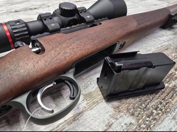 Carabine CZ 557 Bois + Lunette Burris Fullfield 3- 12×56 Calibre :.308 Winchester Prix : 1'290, - CHF la carabine + 495,- CHF la lunette  Caractéristiques Techniques : Carabine : ﻿﻿Marque : CZ ﻿﻿Modèle : 557 ﻿﻿Calibre : .308 Win ﻿﻿Crosse : Bois verni, quadrillage traditionnel ﻿﻿Canon : 22" (selon version, photo) ﻿﻿Détente : Réglable ﻿﻿État : Occasion - état neuve Lunette : ﻿﻿Modèle : Burris Fullfield ﻿﻿Grossissement : 3-12×56 ﻿﻿État : Neuve