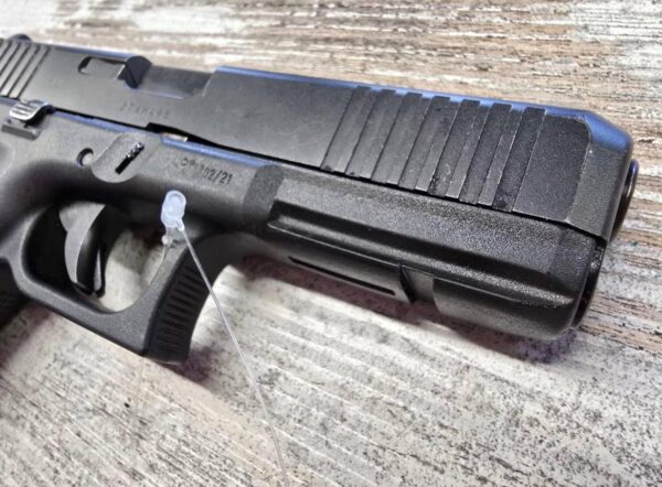 Pistolet Glock 17 Gen5 - Occasion (bon état) Calibre : 9x19 mm  Prix : 470, - CHF / €   Caractéristiques Techniques :  ﻿﻿Marque : Glock ﻿﻿Modèle : 17 Gen5 ﻿﻿Calibre : 9x19 mm ﻿﻿Fonctionnement : Pistolet semi-automatique, percuteur lancé ﻿﻿Capacité du chargeur : 17 coups ﻿﻿Cadre : Polymère avec rail accessoire ﻿﻿Organes de visée : Hausse et guidon fixes type combat ﻿﻿Ergonomie : Poignée texturée, dos de crosse interchangeables (selon configuration)