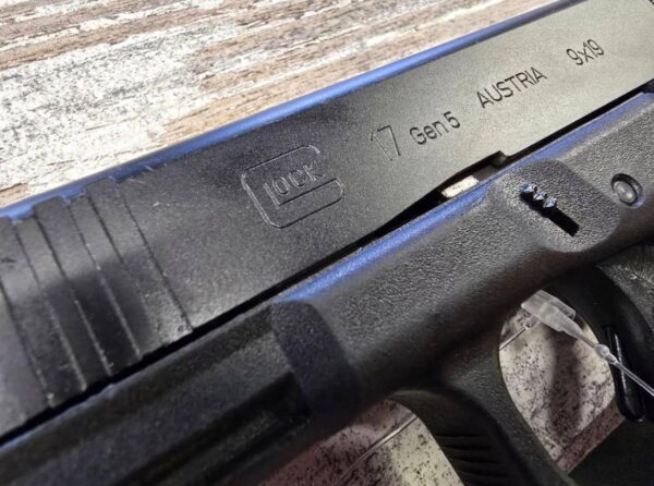 Pistolet Glock 17 Gen5 - Occasion (bon état) Calibre : 9x19 mm  Prix : 470, - CHF / €   Caractéristiques Techniques :  ﻿﻿Marque : Glock ﻿﻿Modèle : 17 Gen5 ﻿﻿Calibre : 9x19 mm ﻿﻿Fonctionnement : Pistolet semi-automatique, percuteur lancé ﻿﻿Capacité du chargeur : 17 coups ﻿﻿Cadre : Polymère avec rail accessoire ﻿﻿Organes de visée : Hausse et guidon fixes type combat ﻿﻿Ergonomie : Poignée texturée, dos de crosse interchangeables (selon configuration)