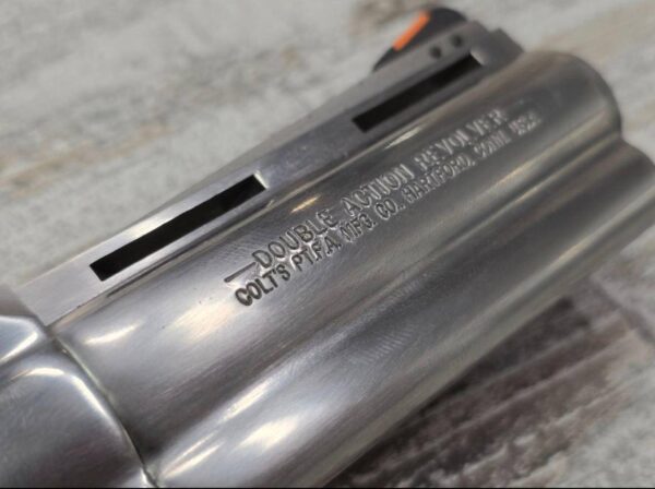 Revolver Colt Anaconda 4" - Occasion (excellent état) Calibre : 44 Remington Magnum Prix: 1'700, - CHF / €   Caractéristiques Techniques :  ﻿﻿Marque : Colt ﻿﻿Modèle : Anaconda ﻿﻿Calibre : 44 Rem Mag ﻿﻿Fonctionnement : Revolver double action / simple action (DA/SA) ﻿﻿Longueur de canon: 4" ﻿﻿Capacité : 6 coups ﻿﻿Matière : Construction tout acier finition, inox/polie selon série ﻿﻿Organes de visée : Guidon fixe / hausse réglable match ﻿﻿Ergonomie : Poignée confortable, adaptée au tir de stand