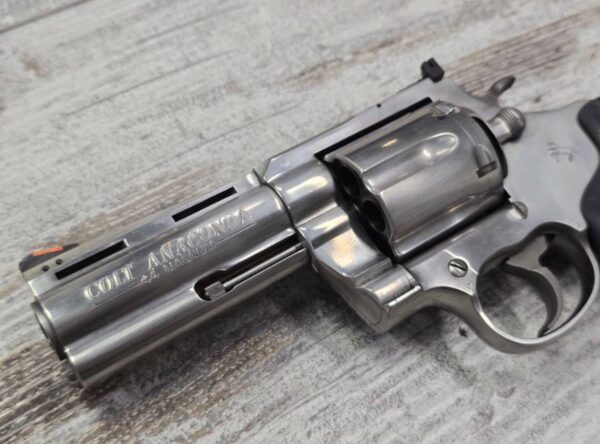 Revolver Colt Anaconda 4" - Occasion (excellent état) Calibre : 44 Remington Magnum Prix: 1'700, - CHF / €   Caractéristiques Techniques :  ﻿﻿Marque : Colt ﻿﻿Modèle : Anaconda ﻿﻿Calibre : 44 Rem Mag ﻿﻿Fonctionnement : Revolver double action / simple action (DA/SA) ﻿﻿Longueur de canon: 4" ﻿﻿Capacité : 6 coups ﻿﻿Matière : Construction tout acier finition, inox/polie selon série ﻿﻿Organes de visée : Guidon fixe / hausse réglable match ﻿﻿Ergonomie : Poignée confortable, adaptée au tir de stand