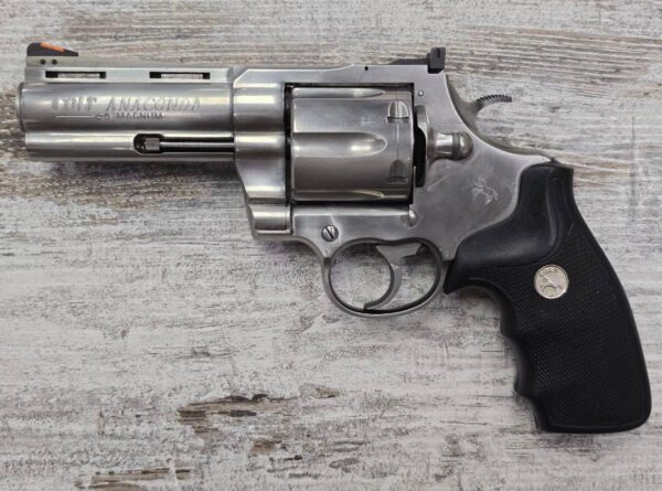 Revolver Colt Anaconda 4" - Occasion (excellent état) Calibre : 44 Remington Magnum Prix: 1'700, - CHF / €   Caractéristiques Techniques :  ﻿﻿Marque : Colt ﻿﻿Modèle : Anaconda ﻿﻿Calibre : 44 Rem Mag ﻿﻿Fonctionnement : Revolver double action / simple action (DA/SA) ﻿﻿Longueur de canon: 4" ﻿﻿Capacité : 6 coups ﻿﻿Matière : Construction tout acier finition, inox/polie selon série ﻿﻿Organes de visée : Guidon fixe / hausse réglable match ﻿﻿Ergonomie : Poignée confortable, adaptée au tir de stand