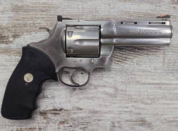 Revolver Colt Anaconda 4" - Occasion (excellent état) Calibre : 44 Remington Magnum Prix: 1'700, - CHF / €   Caractéristiques Techniques :  ﻿﻿Marque : Colt ﻿﻿Modèle : Anaconda ﻿﻿Calibre : 44 Rem Mag ﻿﻿Fonctionnement : Revolver double action / simple action (DA/SA) ﻿﻿Longueur de canon: 4" ﻿﻿Capacité : 6 coups ﻿﻿Matière : Construction tout acier finition, inox/polie selon série ﻿﻿Organes de visée : Guidon fixe / hausse réglable match ﻿﻿Ergonomie : Poignée confortable, adaptée au tir de stand