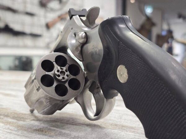 Revolver Colt Anaconda 4" - Occasion (excellent état) Calibre : 44 Remington Magnum Prix: 1'700, - CHF / €   Caractéristiques Techniques :  ﻿﻿Marque : Colt ﻿﻿Modèle : Anaconda ﻿﻿Calibre : 44 Rem Mag ﻿﻿Fonctionnement : Revolver double action / simple action (DA/SA) ﻿﻿Longueur de canon: 4" ﻿﻿Capacité : 6 coups ﻿﻿Matière : Construction tout acier finition, inox/polie selon série ﻿﻿Organes de visée : Guidon fixe / hausse réglable match ﻿﻿Ergonomie : Poignée confortable, adaptée au tir de stand