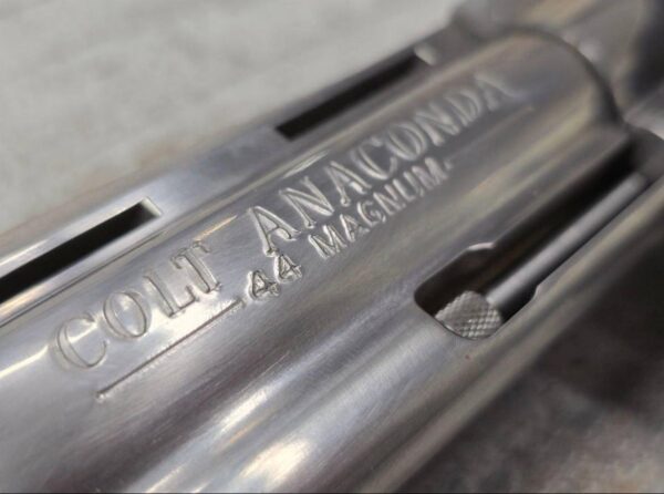 Revolver Colt Anaconda 4" - Occasion (excellent état) Calibre : 44 Remington Magnum Prix: 1'700, - CHF / €   Caractéristiques Techniques :  ﻿﻿Marque : Colt ﻿﻿Modèle : Anaconda ﻿﻿Calibre : 44 Rem Mag ﻿﻿Fonctionnement : Revolver double action / simple action (DA/SA) ﻿﻿Longueur de canon: 4" ﻿﻿Capacité : 6 coups ﻿﻿Matière : Construction tout acier finition, inox/polie selon série ﻿﻿Organes de visée : Guidon fixe / hausse réglable match ﻿﻿Ergonomie : Poignée confortable, adaptée au tir de stand